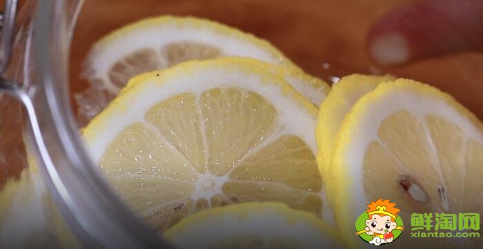 准备一个干净的密封容器，确保在柠檬在放进去之后不受二次污染。