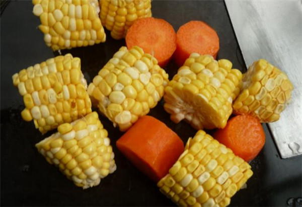 胡萝卜玉米排骨汤做法