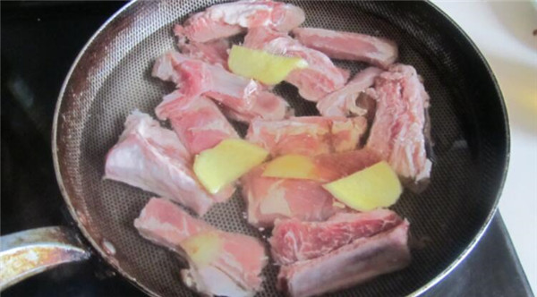 胡萝卜玉米排骨汤做法