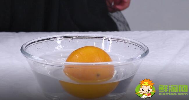准备一个橙子洗净后，用盐水浸泡5分钟备用。