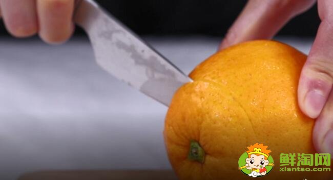 将橙子上部横切下来，大约整个橙子的五分之一左右即可。