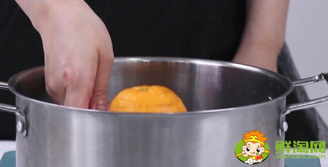 将锅内放水，将装橙子的碗放到里面隔水蒸，一般15分钟左右蒸好。
