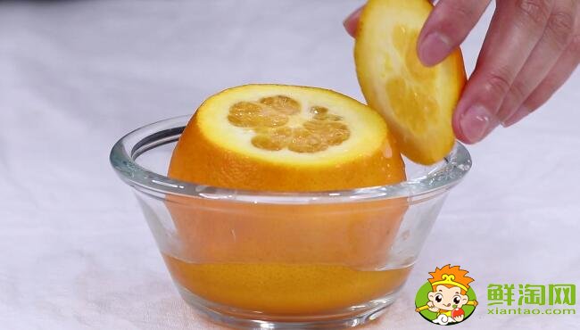蒸好的橙子碗里会有水，水可以一起喝掉，咸咸的，酸酸的，味道还不错。