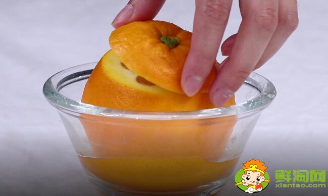 将橙子的上部横切面与橙子下半部盖好，准备一个小碗，小碗内不放水，只放入橙子。