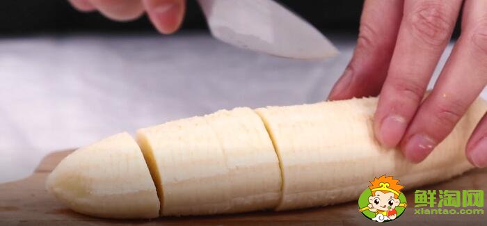 从市场买来品质好的香蕉，将香蕉去皮，然后将香蕉果肉切成滚刀状备用。