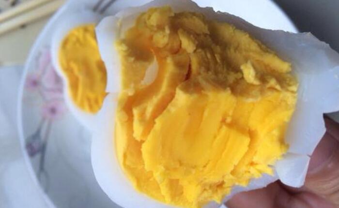 鹅蛋煮多久能煮熟，鹅蛋煮熟了蛋白什么颜色
