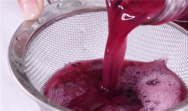 鲜榨两分钟就可以了，在用过滤网将葡萄渣滓过滤掉，剩下的水分就是香甜可口的葡萄汁啦。