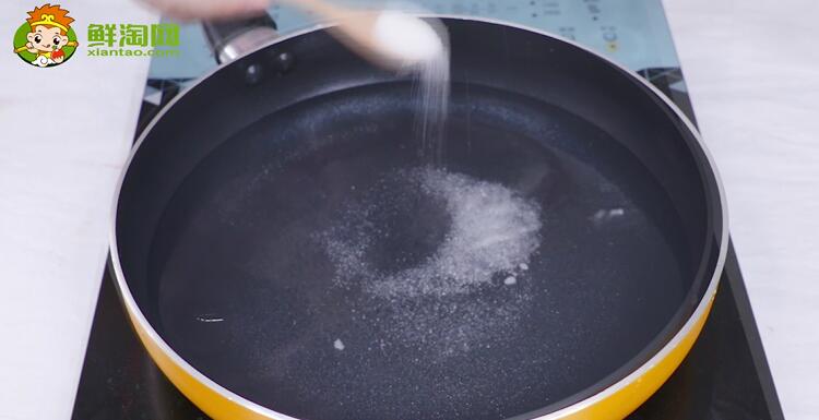 首先将盐加入水中煮沸，然后加入少量的醋。