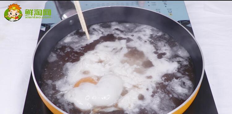 把蛋打入碗中，同时改用小火，就可以把蛋倒入水中了。