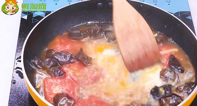 再把鸡蛋打碎倒入锅内略微搅拌，煮两分钟放盐关火即可。