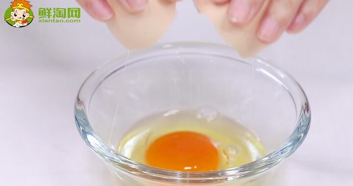 将鸡蛋打散将拌均匀备用，混合土豆丝鸡蛋。将土豆丝和和鸡蛋液倒在一起，并加适量的盐搅拌均匀。