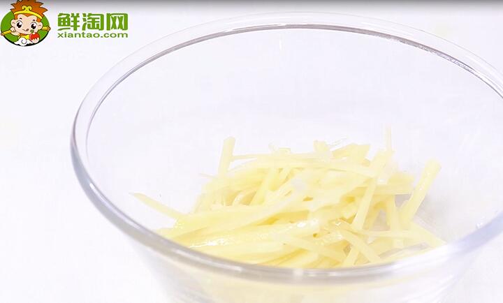 首先将土豆清洗干净、去皮，再将其切成丝，装在干净容器里和少许淀粉混合均匀备用。