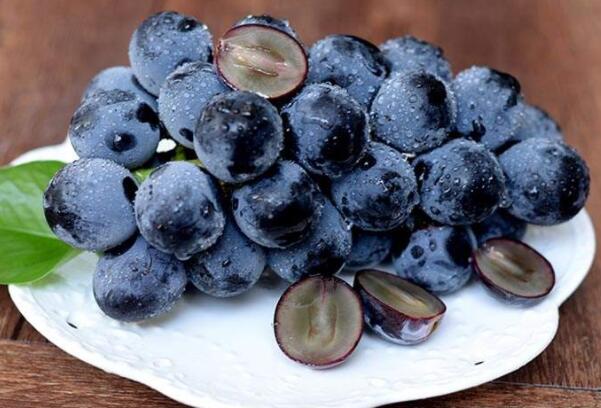 甜蜜蓝宝石葡萄是转基因吗，没有籽的葡萄是转基因葡萄吗
