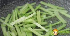 芹菜用水焯后能冷冻吗，芹菜用水泡了一夜还能吃吗