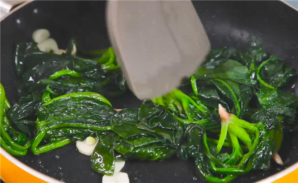 把菠菜倒入锅中，加入半勺糖，改小火开始翻炒，将菠菜炒至软嫩，颜色变得深绿后就代表炒熟了，撒上适量盐即可出锅。