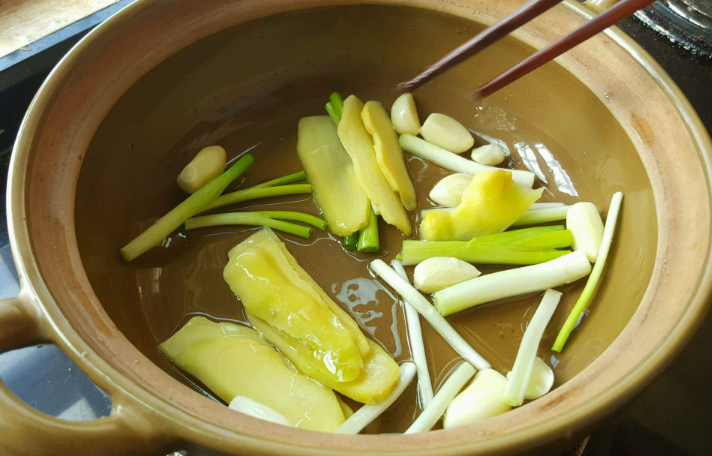 大葱根和生姜煮水喝