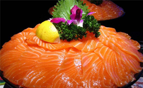 三文鱼肉为什么是橙色