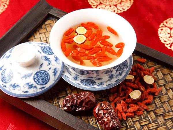 喝枸杞上火吗，枸杞泡水后要不要吃掉