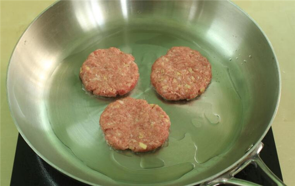 牛肉汉堡的做法和配料的做法，牛肉汉堡最正宗的做法