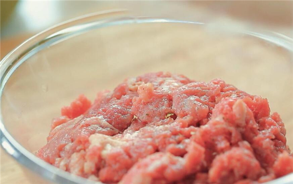 牛肉汉堡的做法和配料的做法，牛肉汉堡最正宗的做法