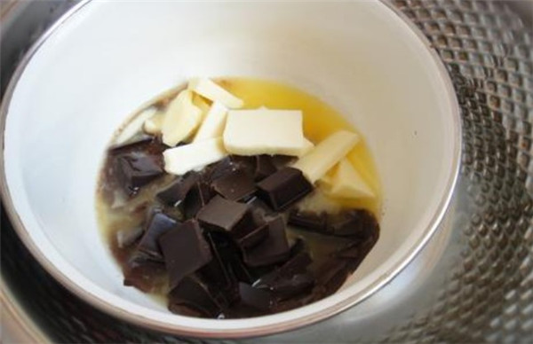 黑巧克力怎么做成牛奶巧克力